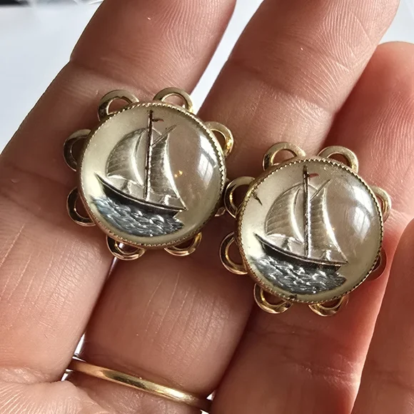 Vintage sail boat earrings screwback reverse carved painted bubble sailboat - Picture 2 of 13
